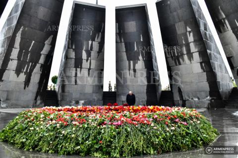 President Sarkissian visits Armenian Genocide memorial on April 
24 