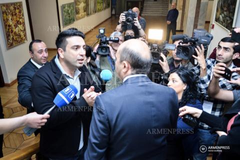A brief debate between opposition MP Edmon Marukyan and 
vice speaker Alen Simonyan in Parliament 