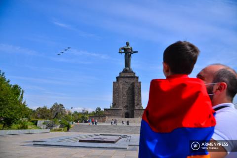 Armenian Air Force carries out festive flight in skies of Yerevan 
on Independence Day 