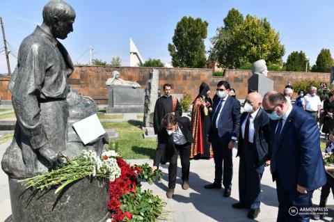 Государственные деятели, духовные лица и деятели 
культуры возложили цветы к могиле Комитаса 