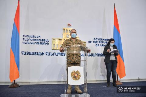 Le représentant du ministère de la Défense d’Arménie  Artsrun Hovhannisyan  et  la porte-parole du ministère des Affaires étrangères Anna Naghdalyan présentent  la situation sur la ligne de c