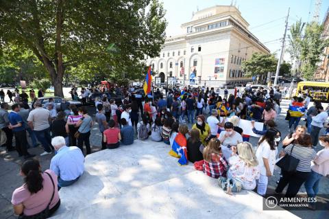 Members of ARF Youth Union of Armenia march to the UN
Armenian office