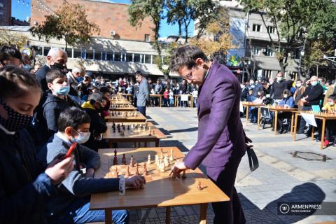Levon Aronian and Manuel Petrosyan hold charity public chess 
session 