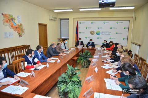 Environment Minister Romanos Petrosyan holds discussion with 
environmentalists 