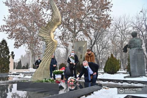 Education minister Vahram Dumanyan and his deputy Ara 
Khzmalyan pay tribute to memory of opera singer Gegham 
Grigoryan