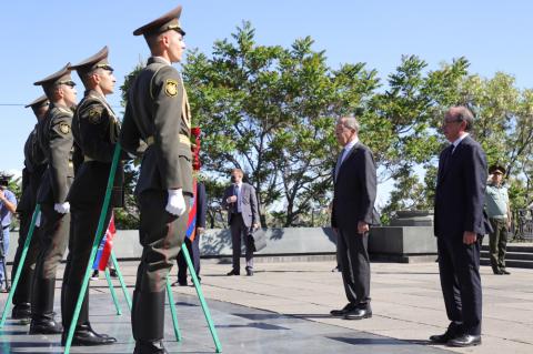 Russian Foreign Minister Sergey Lavrov, accompanied by 
Armenian counterpart Ara Aivazian, visits Victory Park in 
Yerevan to pay tribute to the memory of fallen soldiers of WWII