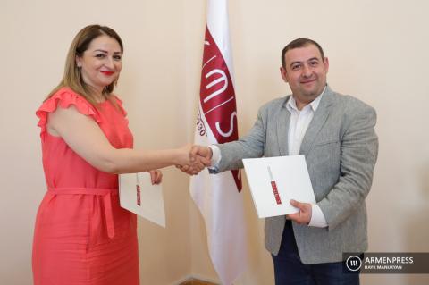 ASUE Rector Diana Galoyan and Director of ARMENPRESS state 
news agency Aram Ananyan sign cooperation memorandum
