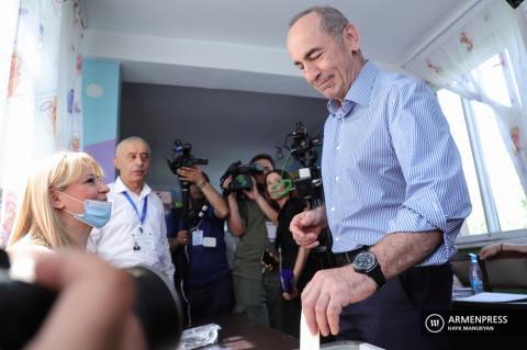 2nd President Robert Kocharyan casts vote in snap 
parliamentary election
