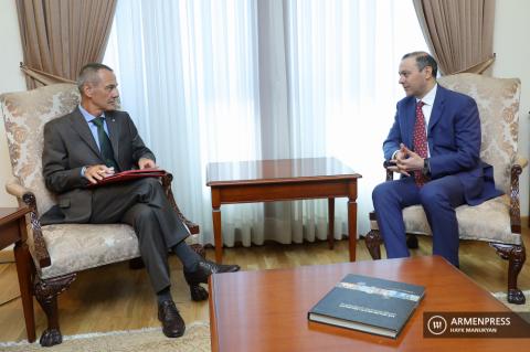 Acting FM Armen Grigoryan meets with ICRC Armenia 
Delegation head Thierry Ribaux