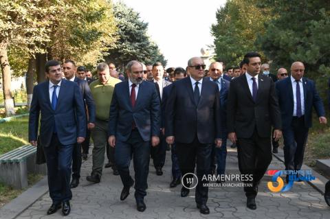 Ermenistan'ın üst düzey yetkilileri Yerablur Askeri Anıt Mezarlığı'ndalar