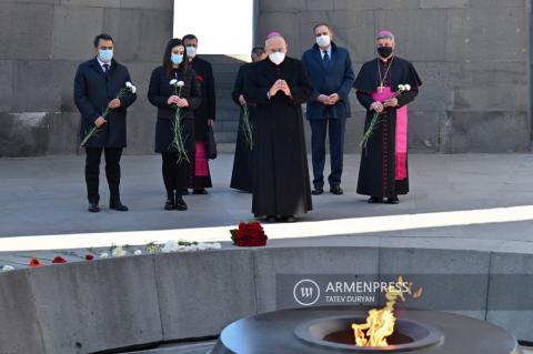 Substitute for General Affairs of the Secretariat of State at the 
Holy See Archbishop Edgar Peña Parra visits Tsitsernakaberd 
Armenian Genocide Memorial in Yerevan