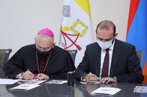 Post stamp dedicated to Papal visits to Armenia put into 
circulation