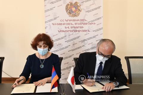 Ambassador of Japan to the Republic of Armenia and the CEO 
of "Urban" Foundation sign a grant contract