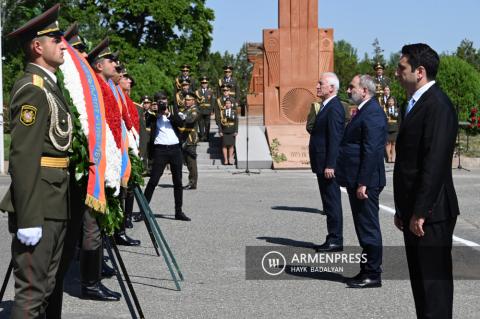 Armenia's top leadership pays homage at Battle of Sardarapat 
memorial 