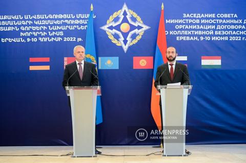 Ararat Mirzoyan et Stanislav Zas présentent les résultats de la séance du Conseil des ministres des Affaires étrangères des États membres de l'OTSC