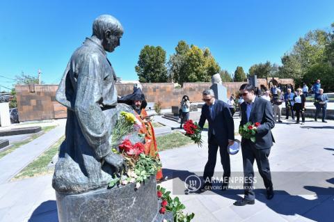 A group of intellectuals lay flowers at tomb of Komitas on the 
occasion of 153rd anniversary of birth of Vardapet