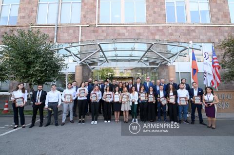 Deputy PM Mher Grigoryan hands over Armenian Prime 
Minister's awards to distinguished students in IT industry 