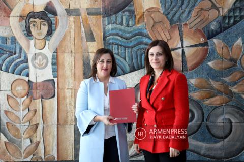 Minister of Healthcare Anahit Avanesyan hands over certificates 
to ministry staffers 