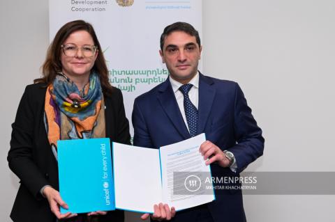 Environment minister Hakob Simidyan signs UNICEF 
Declaration on Children, Youth and Climate Action