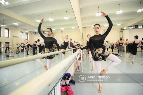 Ballet dancer Nina Ananiashvili visits artists of Yerevan 
Theater of Opera and Ballet 