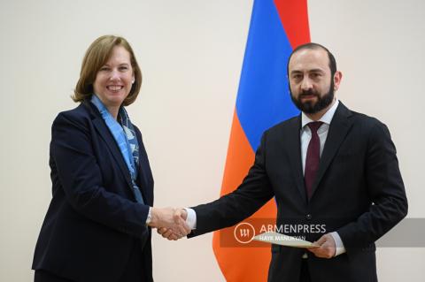Новоназначенный посол США в Армении Кристина Квин 
вручила копии верительных грамот главе МИД Арарату 
Мирзояну