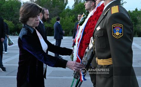 French Foreign Minister visits Armenian Genocide memorial in Yerevan