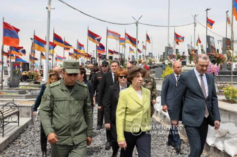 French Foreign Minister visits Yerablur military cemetery in Yerevan, Armenia