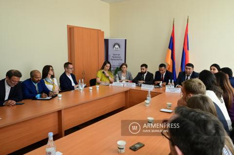  Закрытая встреча прибывших из Еревана иностранных 
дипломатов с участием замглавы МИД Армении Ваана 
Костаняна и губернатора Сюника Роберта Гукасяна


