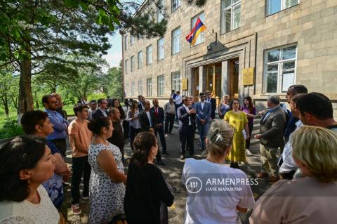 Foreign diplomats meet displaced persons from Nagorno-
Karabakh in Goris 
