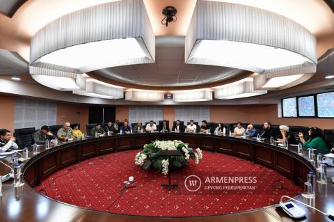 Yerevan Belediye Başkanlığı seçimleri öncesi yuvarlak masa 
toplantısı