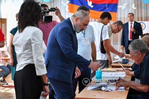 PM Nikol Pashinyan, Anna Hakobyan cast their ballots in 
Yerevan City Council election 