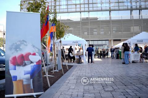"Artsakhlının Ellerinden" yardım sergisi fuarı Yerevan'da 
açıldı