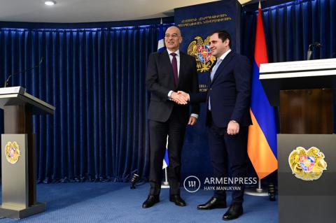 وزيرا دفاع أرمينيا واليونان يقدمان مؤتمر صحفي مشترك