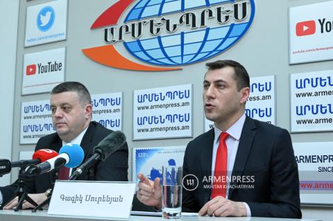 Conferencia de prensa del director del Centro de 
Hidrometeorología y Vigilancia del Ministerio de Medio 
Ambiente de Armenia, Levon Azizyan, y subdirector Gagik 
Surenyan