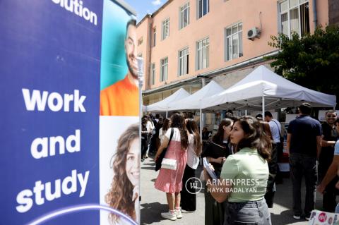 Ermenistan Devlet Ekonomi Üniversitesi yakınında çalışma 
fuarı