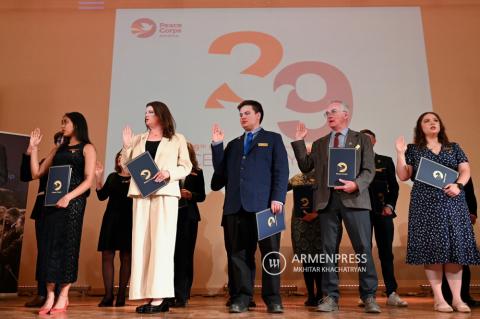 Ceremonia de juramento de un nuevo grupo de voluntarios 
del Cuerpo de Paz