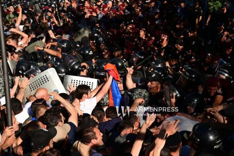 Кадры столкновений между демонстрантами и полицией на проспекте Баграмяна