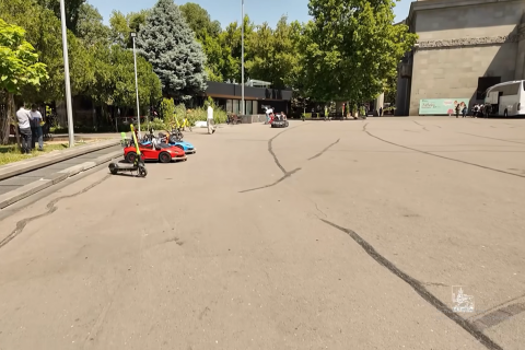 Քաղաքապետարանն Ազատության հրապարակից հեռացնում է խաղային գույքը, նաև՝ մանկական մեքենաները