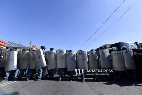 По факту столкновения между полицией и протестующими в центре Еревана возбуждено уголовное дело