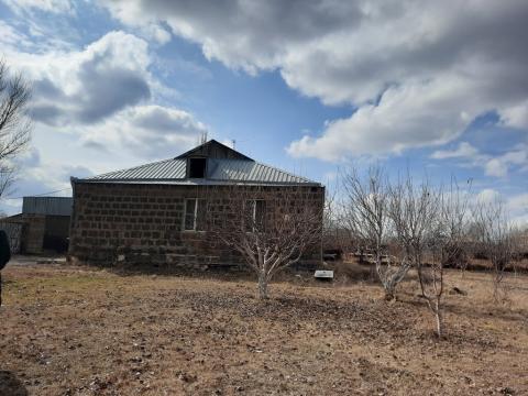 با حمایت مالی انجمن امداد ارمنی برای دو خانوادۀ به اجبار آواره شده از قره باغ در آخوریک خانه خریداری شد.