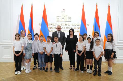 نخست وزیر میزبان دانش آموزان کلاس چهارم مدرسه شماره 4 گئومری بود