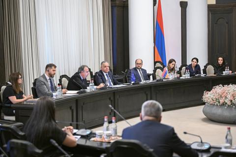 Под председательством Араика Арутюняна и Василиса Марагоса обсуждены шаги эффективного внедрения стратегических коммуникаций