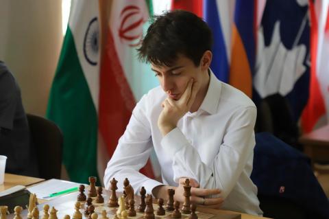 عضو منتخب أرمينيا أمين أوهانيان البالغ من العمر 17 عام وصيف بطل العالم الشطرنج تحت 20 عام والمنتخب الأرمني بحرز عدة ميداليات