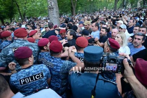 Հայաստանի իրավապահ մարմիններն ի զորու են պաշտպանել երկրի պետականությունը․ իշխող ուժի արձագանքը՝ ԱԺ-ի մոտ տեղի ունեցած բախումներին