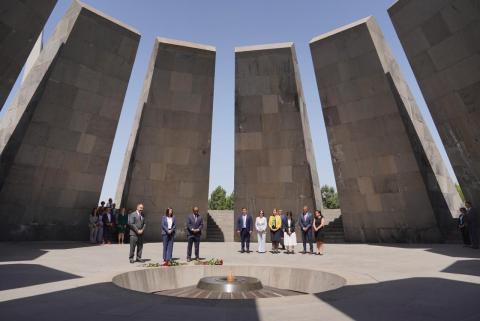 ABD Dışişleri Bakan Yardımcısı Richard Verma, Tsitsernakaberd Anıt Kompleksi'ni ziyaret etti