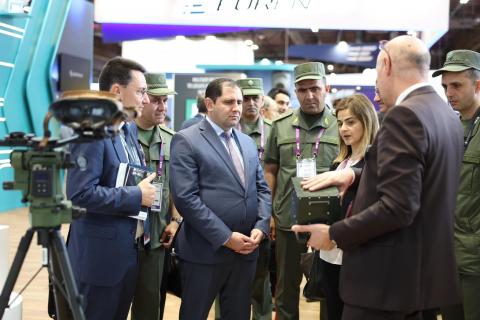 Le ministre de la Défense participe à la cérémonie d'ouverture de l'exposition internationale EUROSATORY