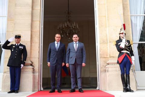 وزير الدفاع الأرميني سورين بابيكيان يلتقي نظيره الفرنسي سيباستيان ليكورن في باريس واتفاقيات جديدة بشأن التعاون العسكري بين البلدين