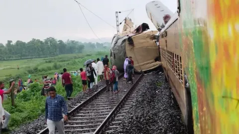 В Индии столкнулись пассажирский и товарный поезда. Есть жертвы