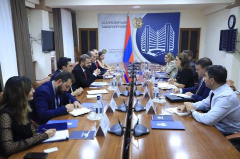 Ministro de Economía de Armenia y representante especial del Departamento de Estado de EEUU discutieron sobre la cooperación comercial y económica