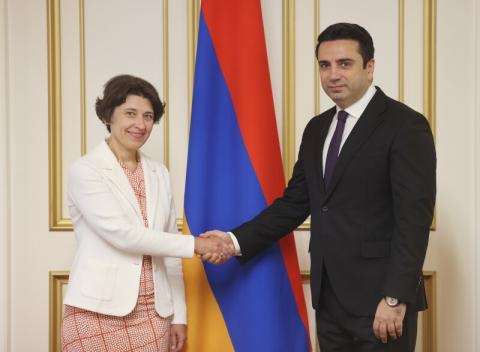 سأكون دائماً إلى جانب أرمينيا-سفيرة إستونيا لدى أرمينيا رينا كاليور لرئيس البرلمان آلان سيمونيان-